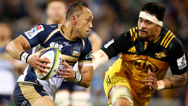 CANBERRA, AUSTRALIA - JULY 21:  Christian Lealiifano of the Brumbies runs the ball during the Super Rugby Quarter Final match between the Brumbies and the Hurricanes at Canberra Stadium on July 21, 2017 in Canberra, Australia.  (Photo by Mark Nolan/Getty Images)