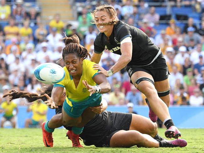 Ellia Green of Australia passes during the XXI Commonwealth Games Rugby Sevens Womens Final match between Australia and New Zealand at Robina Stadium on the Gold Coast, Australia, Sunday, April 15, 2018. (AAP Image/Dave Hunt) NO ARCHIVING, EDITORIAL USE ONLY