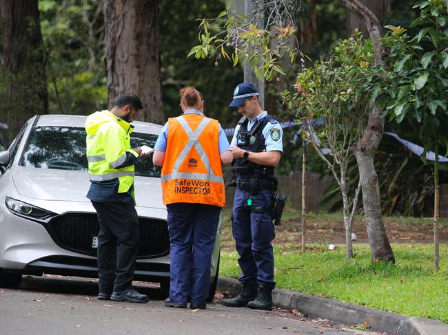 Police and SafeWork NSW inspectors at the scene. Picture: NewsWire/ Gaye Gerard