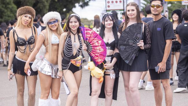 Some brought large fans to stay cool in the heat. Picture: NewsWire / Jeremy Piper