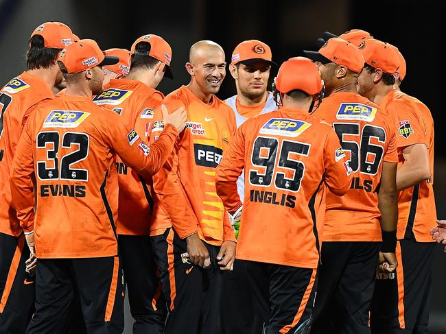 HOBART, AUSTRALIA - DECEMBER 14: Ashton Agar of the Scorchers celebrates the wicket of D'Arcy Short of the Hurricanes during the Men's Big Bash League match between the Hobart Hurricanes and the Perth Scorchers at Blundstone Arena, on December 14, 2021, in Hobart, Australia. (Photo by Steve Bell/Getty Images)