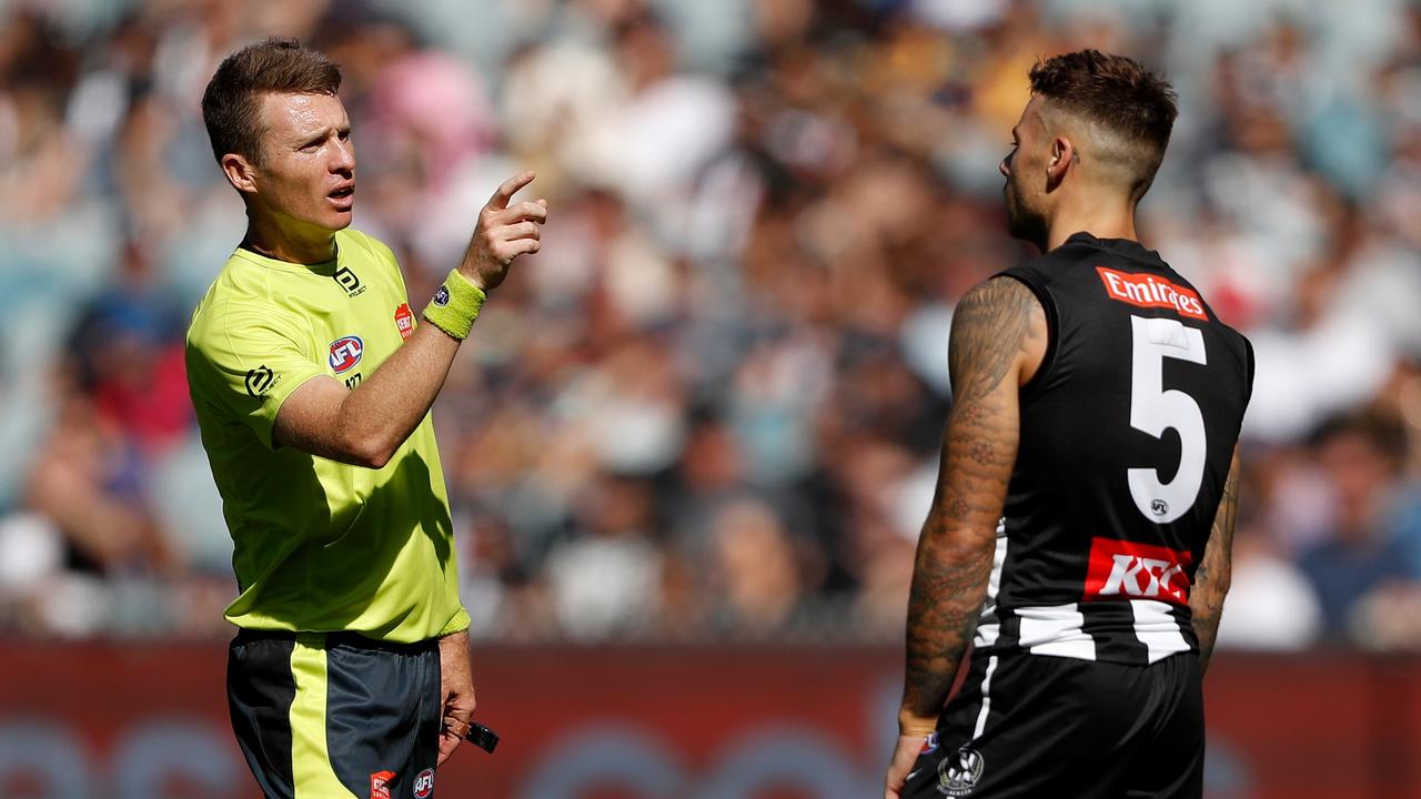 Umpire David Harris counts Collingwood players at the MCG. Picture: Dylan Burns/AFL Photos via Getty Images