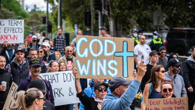 MELBOURNE, AUSTRALIA – NewsWire Photos – OCTOBER 30, 2021: Over a thousand protesters march down Flinders Street to gather against the Pandemic Lockdown legislation at Parliament House. Picture: NCA NewsWire/Sarah Matray