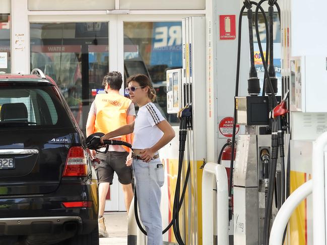 MELBOURNE, AUSTRALIA - NewsWire Photos 09 MARCH 2022 : Petrol prices continue to rise across Australia and the world after RussiaÃs invasion of Ukraine. People fill up in South Melbourne. Picture: Ian Currie.