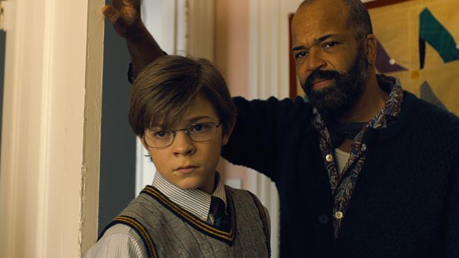 Oakes Fegley and Jeffrey Wright as the young Theo and as antiques restorer Hobie