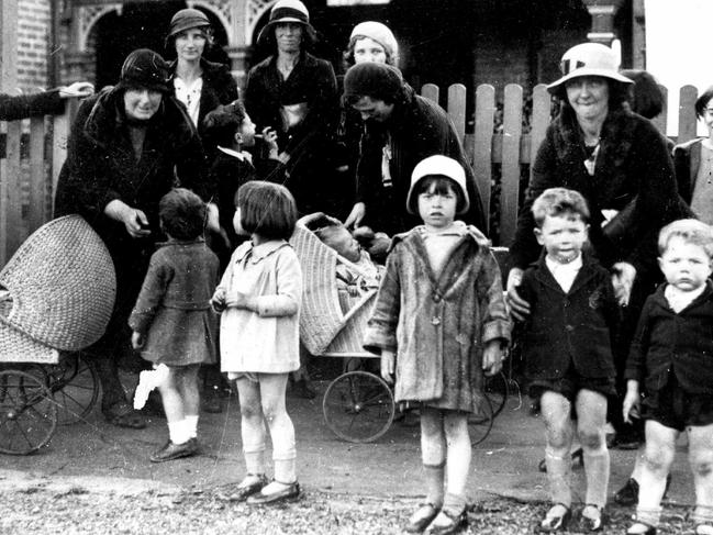 Women and children during the Depression in Sydney circa 1930.