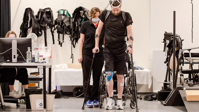 Gert-Jan Oskam tests the system at Lausanne University Hospital. Picture: EPFL/Jimmy Ravier.