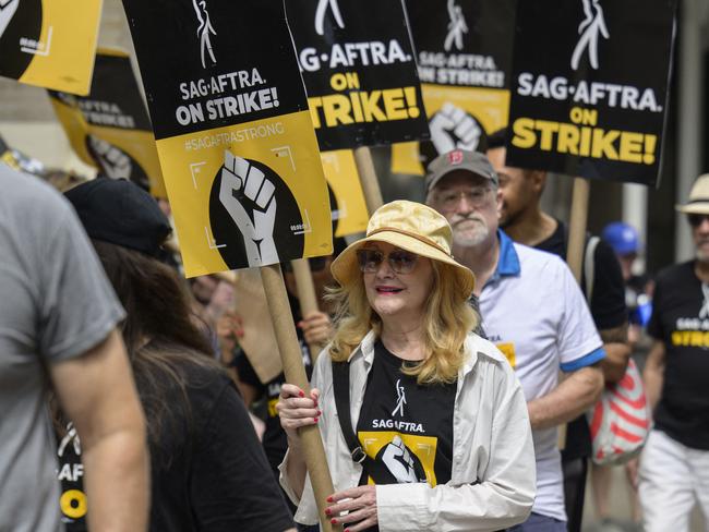 SAG-AFTRA members on the picket line outside of Warner Bros. Discovery. Picture: ANGELA WEISS / AFP