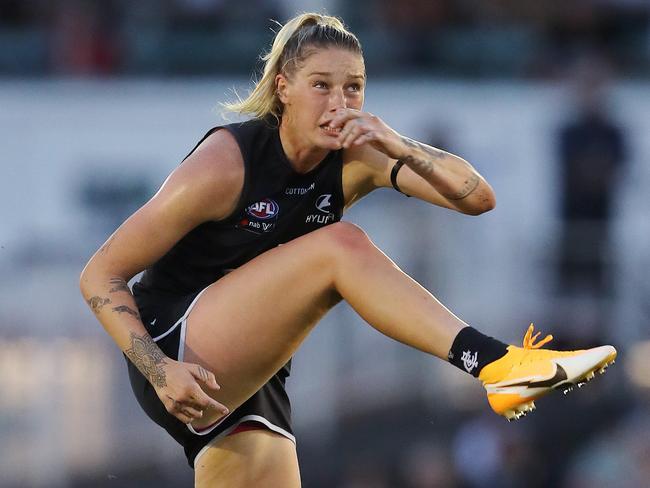 AFLW Round 1. Carlton vs Collingwood at Ikon Park. 28/01/2021.   Carltons Tayla Harris  kicks long at goal during the 3rd qtr.     . Pic: Michael Klein