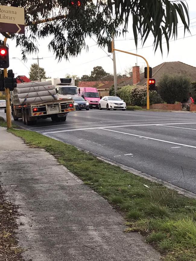 A truck runs a red light on Rosanna Rd and Banyule Rd intersection. Source: Resolve Rosanna Rd Facebook page.