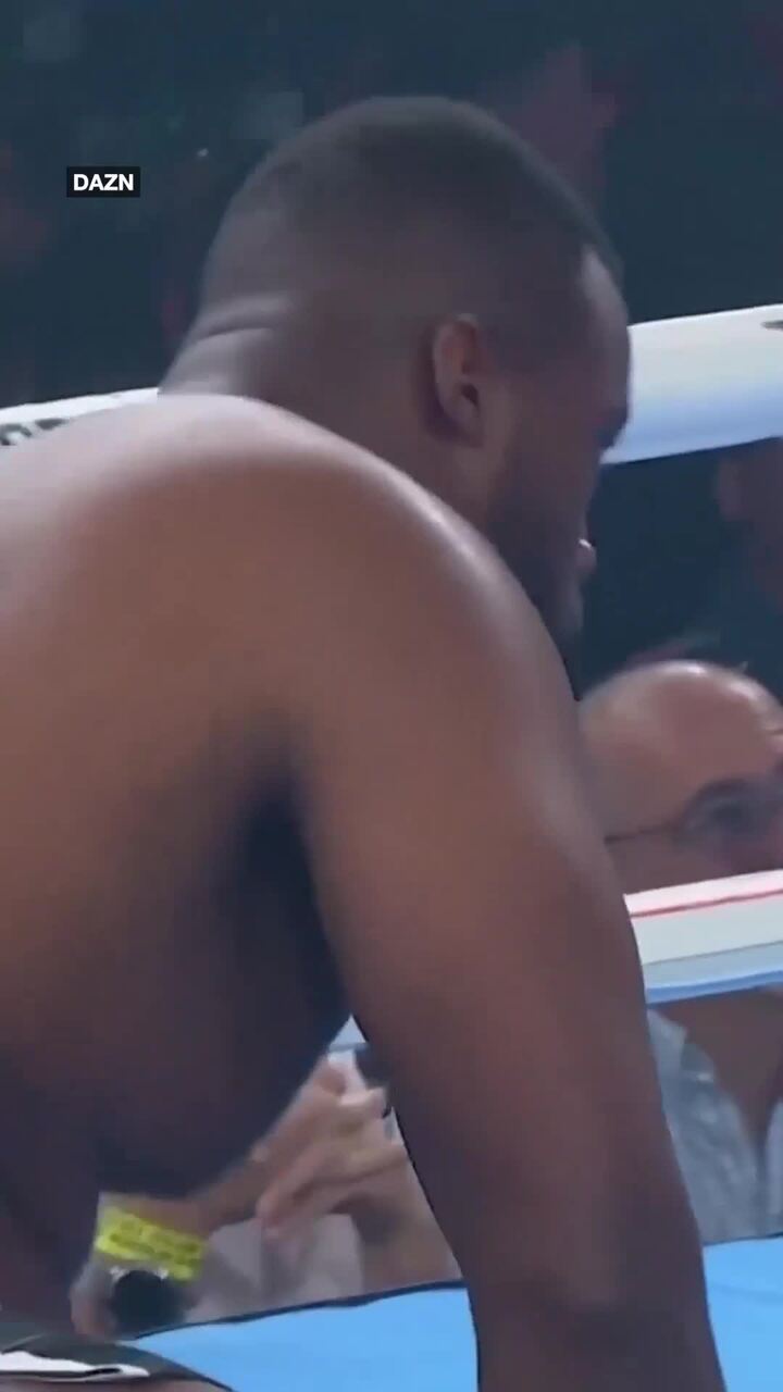 Aussie heavyweight destroys opponent in less than a minute