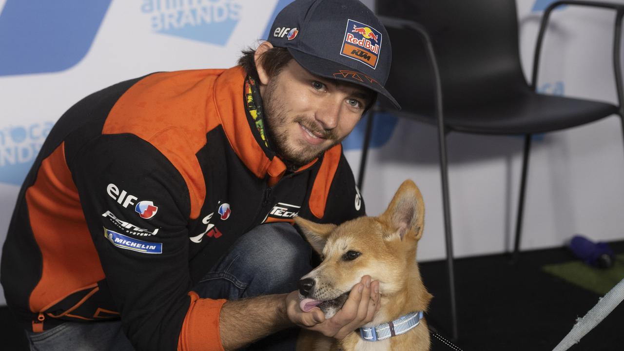 Remy Gartner dari Australia dan Tech3 KTM Factory Racing tersenyum selama pra-acara "Pertemuan Hewan Tradisional" saat preview jelang MotoGP Australia di Sirkuit Phillip Island Grand Prix pada 13 Oktober 2022 di Phillip Island, Australia.  (Foto oleh Mirco Lazzari gp/Getty Images)