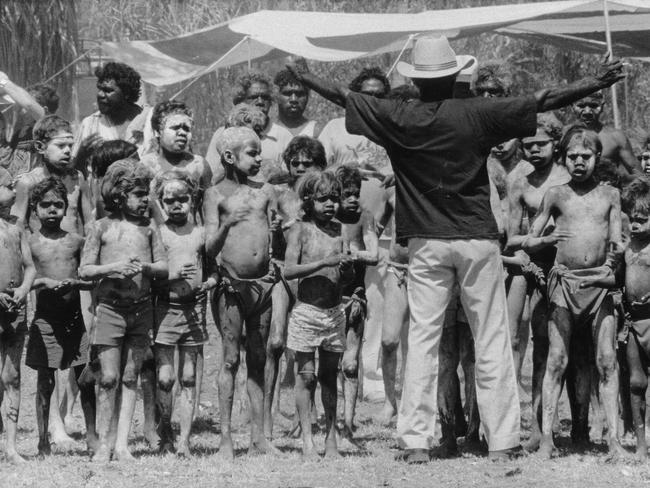 Title to the Katherine Gorge was handed over to its traditional owners, the Jawoyn people, before a crowd of 3000 people including traditional dancers and various Northern Territory community members. The Federal Aboriginal Affairs Minister Mr Gerry Hand presented the title to Jawoyn leaders at the ceremony held near Katherine River. Published: 11/9/1989. Page 2. NOTE: This picture may contain images of Aboriginal or Torres Strait Islander people who are deceased.