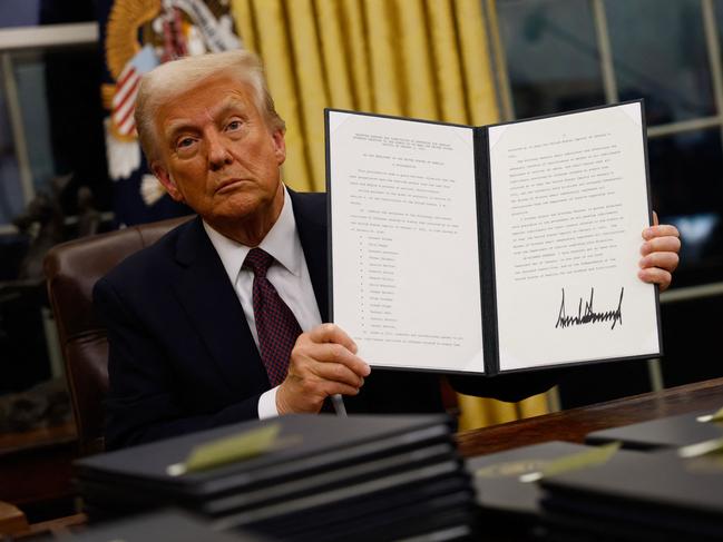 WASHINGTON, DC - JANUARY 20: President Donald Trump signs executive orders in the Oval Office on January 20, 2025 in Washington, DC. Trump takes office for his second term as the 47th president of the United States.   Anna Moneymaker/Getty Images/AFP (Photo by Anna Moneymaker / GETTY IMAGES NORTH AMERICA / Getty Images via AFP)