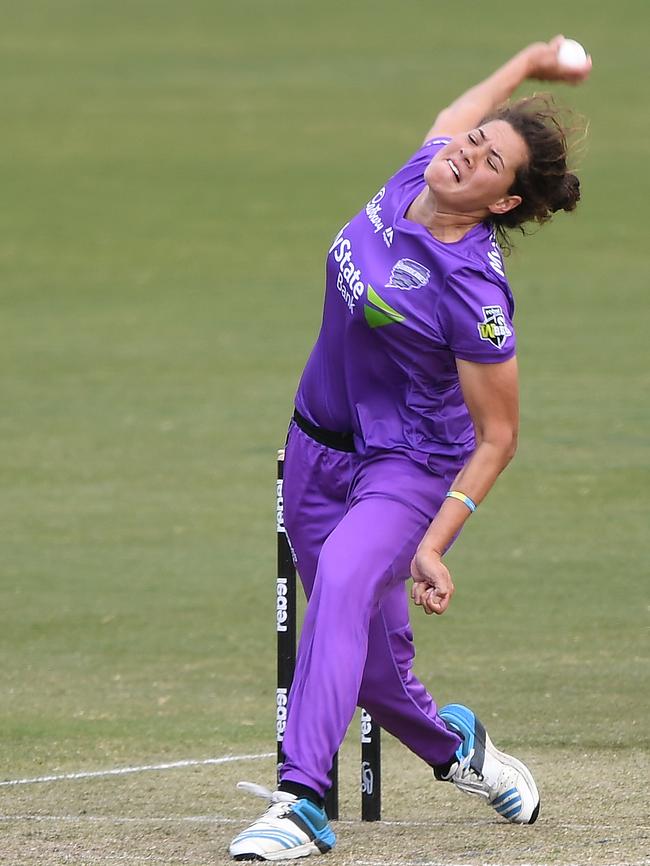 Belinda Vakarewa lets fly (AAP Image/Julian Smith)