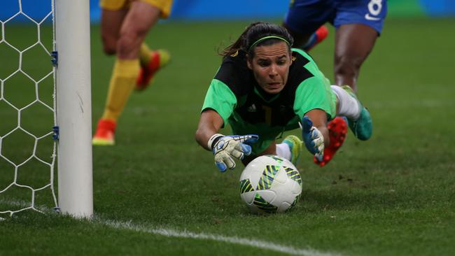 Lydia Williams grabs the ball.