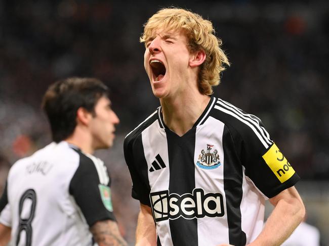 NEWCASTLE UPON TYNE, ENGLAND - FEBRUARY 05: Anthony Gordon of Newcastle United celebrates scoring his team's second goal during the Carabao Cup Semi Final Second Leg match between Newcastle United and Arsenal at St James' Park on February 05, 2025 in Newcastle upon Tyne, England. (Photo by Stu Forster/Getty Images)