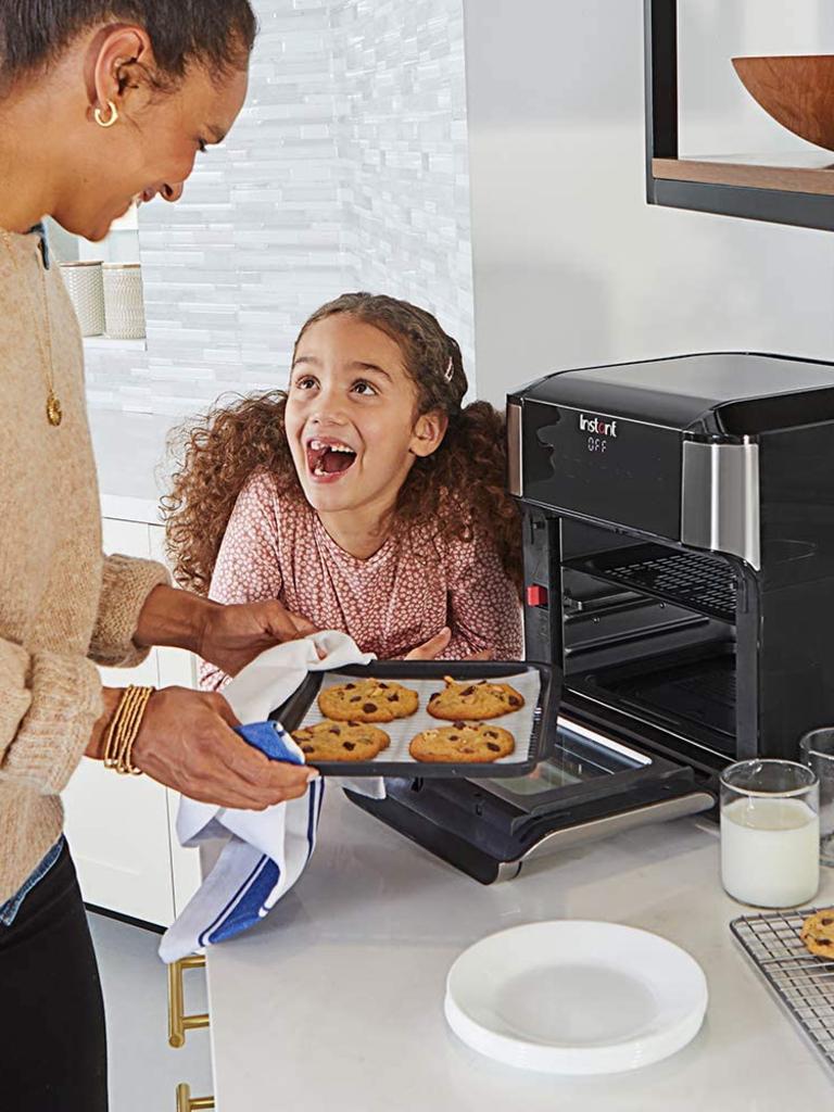 The newly released Vortex Plus Air Fryer Oven has already earned a five star rating. Image: Amazon Australia.