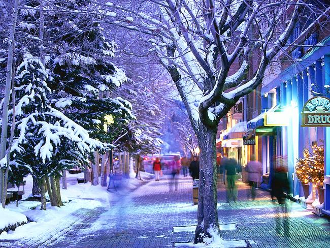 Evening shoppers walk the Hyman Avenue Mall in downtown Aspen 25 Aug 2000. USA / Colorado Travel