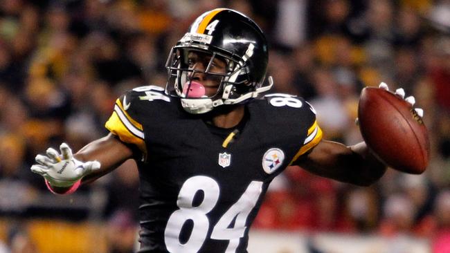 PITTSBURGH, PA - OCTOBER 20: Antonio Brown #84 of the Pittsburgh Steelers throws a touchdown pass to Lance Moore #16 in the second quarter against the Houston Texans during their game at Heinz Field on October 20, 2014 in Pittsburgh, Pennsylvania. Justin K. Aller/Getty Images/AFP == FOR NEWSPAPERS, INTERNET, TELCOS & TELEVISION USE ONLY ==