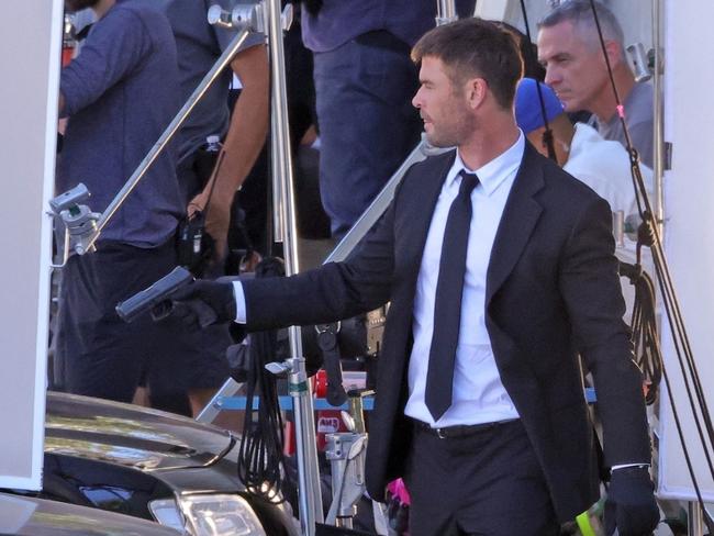 FEES APPLY. ONE TIME USE ONLY.  MUST CREDIT.   AU_3067744 - *PREMIUM-EXCLUSIVE* Los Angeles, CA  -    - First look at Chris Hemsworth getting into his role on the set of his upcoming film Ã¢â¬ÅCrime 101Ã¢â¬Â in Los Angeles.  Pictured: Chris Hemsworth  BACKGRID Australia 23 OCTOBER 2024   BYLINE MUST READ: Dsanchez/CPR / BACKGRID  Phone: + 61 419 847 429 Email:  sarah@backgrid.com.au