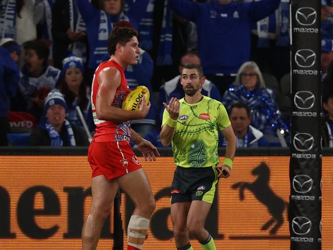 MELBOURNE. 20/05/2023. AFL.  Round 10. North Melbourne vs Sydney Swans at Marvel Stadium.  Umpire Nick Stone takes Sydneys Hayden McLean to the goal line after receiving a  call from the emergency umpire telling him of the interchange infringement and giving a free kick to Sydney with 30 secs to go in the match     .  Pic: Michael Klein