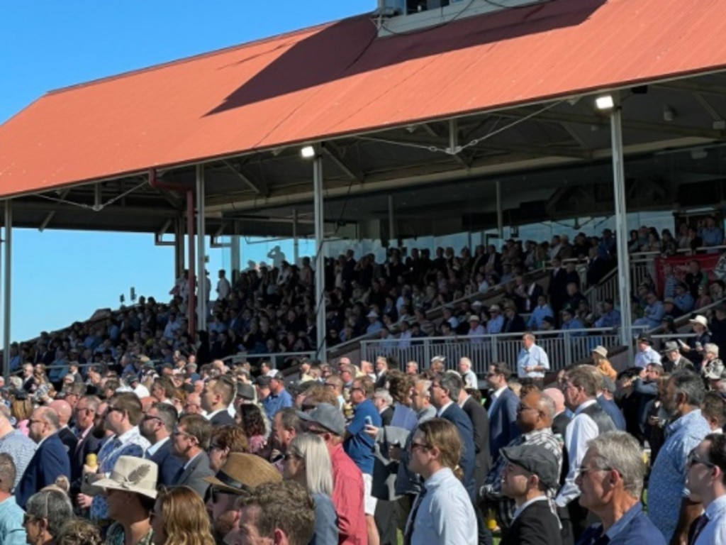 Wagga Cup crowd for At The Track