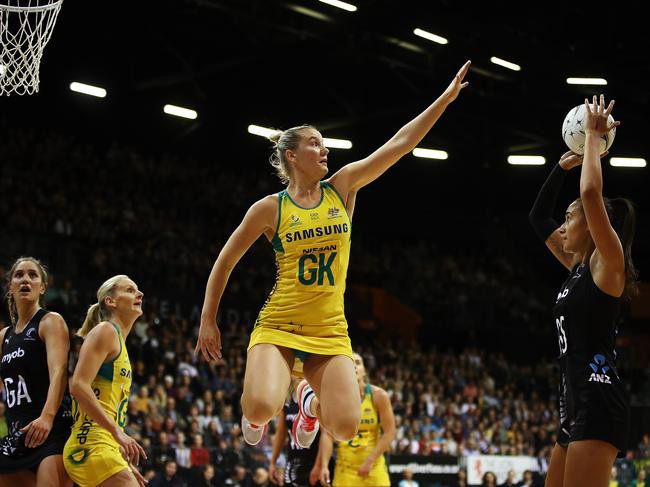 HAMILTON, NEW ZEALAND - OCTOBER 14:  Courtney Bruce of the Australian Diamonds defends against Maria Folau of the Silver Ferns during the Constellation Cup match between the Australia Diamonds and the New Zealand Silver Ferns on October 14, 2018 in Hamilton, New Zealand.  (Photo by Hannah Peters/Getty Images)