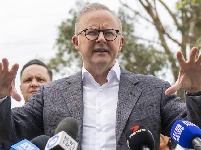 SYDNEY, AUSTRALIA - NewsWire Photos - JANUARY 19, 2025: The Prime Minister, Anthony Albanese in Hoxton, Western Sydney with the Premier of New South Wales, Chris Minns, the Minister for Infrastructure, Transport, Regional Development and Local Government, Catherine King, alongside NSW Ministers to announce a $1bn upgrade. Picture: NewsWire / Simon Bullard.