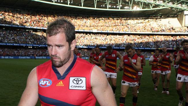 An emotional Mark Ricciuto leaves the field after his last AFL match in an elimination final against Hawthorn in 2007.