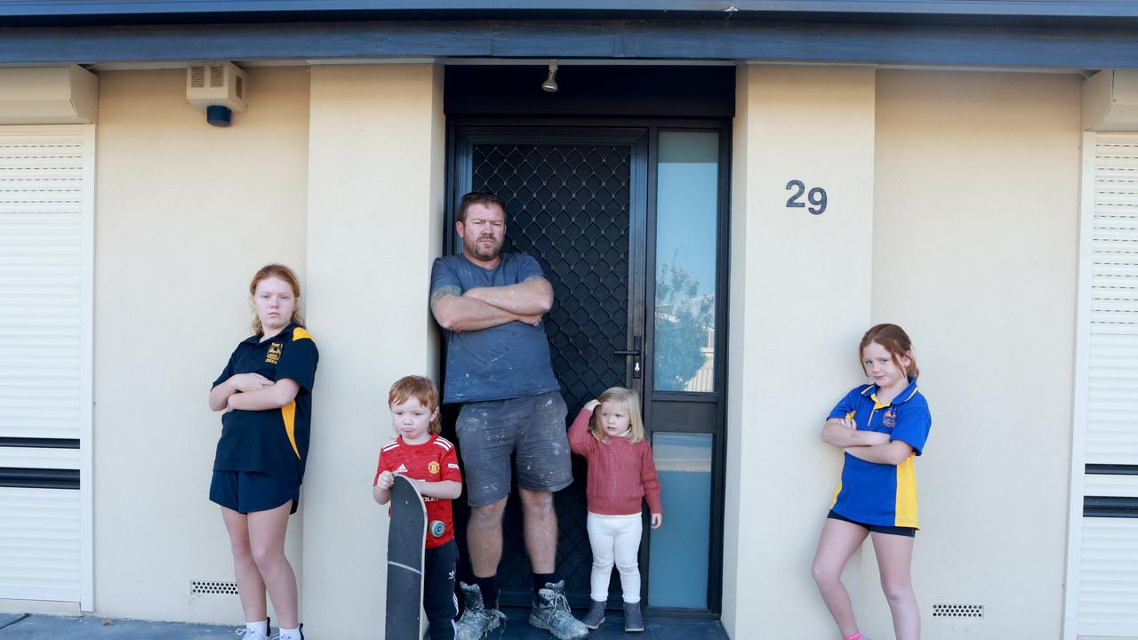 Simon Flaherty with his kids Kaylee 11, Billie 2, Charlie 4 and Khloe 8, outside his home. Picture: Kelly Barnes