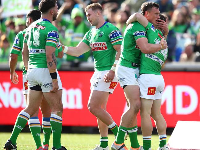 CANBERRA, AUSTRALIA - AUGUST 27: Tom Starling of the Raiders celebrates with teammates after scoring a try during the round 24 NRL match between the Canberra Raiders and the Manly Sea Eagles at GIO Stadium on August 27, 2022 in Canberra, Australia. (Photo by Jason McCawley/Getty Images)