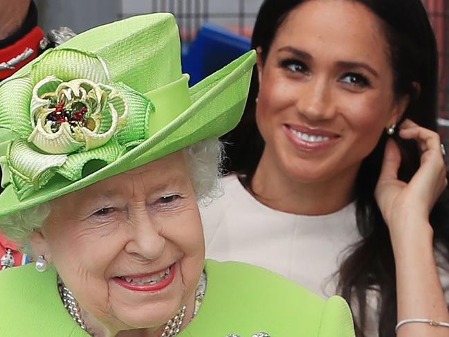 Britain's Queen Elizabeth II and Meghan, Duchess of Sussex arrive by Royal Train at Runcorn Station in Runcorn during their visit to Cheshire on June 14, 2018.  / AFP PHOTO / POOL / Peter Byrne