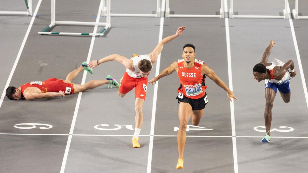 Joseph gana mientras su rival sufre una caída repugnante.  (Foto de Sam Mellish/Getty Images)