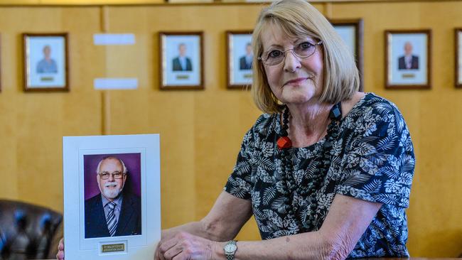 Chris McLafferty with a photo of her late husband, Jim. Picture: AAP/Roy VanDerVegt