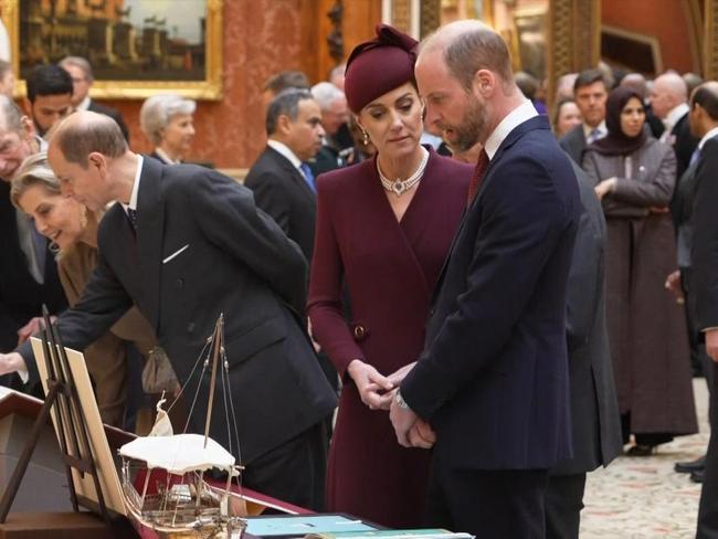 King and Queen show Emir of Qatar the Royal Collection