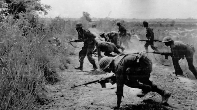 Indian troops charge a Pakistani post in northwestern Kasur in 1965. Picture: Alamy