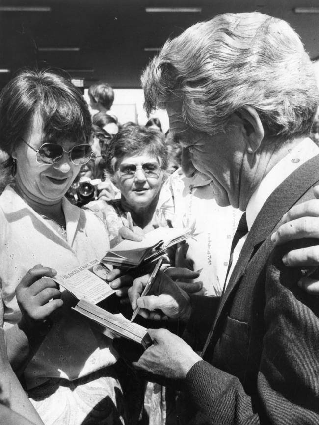 Bob Hawke signs autographs.