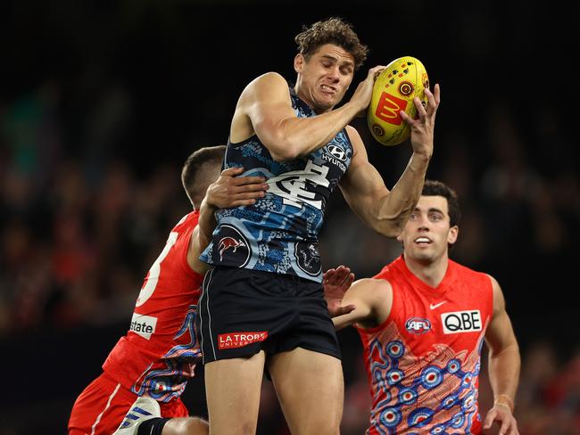 MELBOURNE, AUSTRALIA - MAY 20: Charlie Curnow of the Blues marks during the round 10 AFL match between the Carlton Blues and the Sydney Swans at Marvel Stadium on May 20, 2022 in Melbourne, Australia. (Photo by Robert Cianflone/Getty Images)