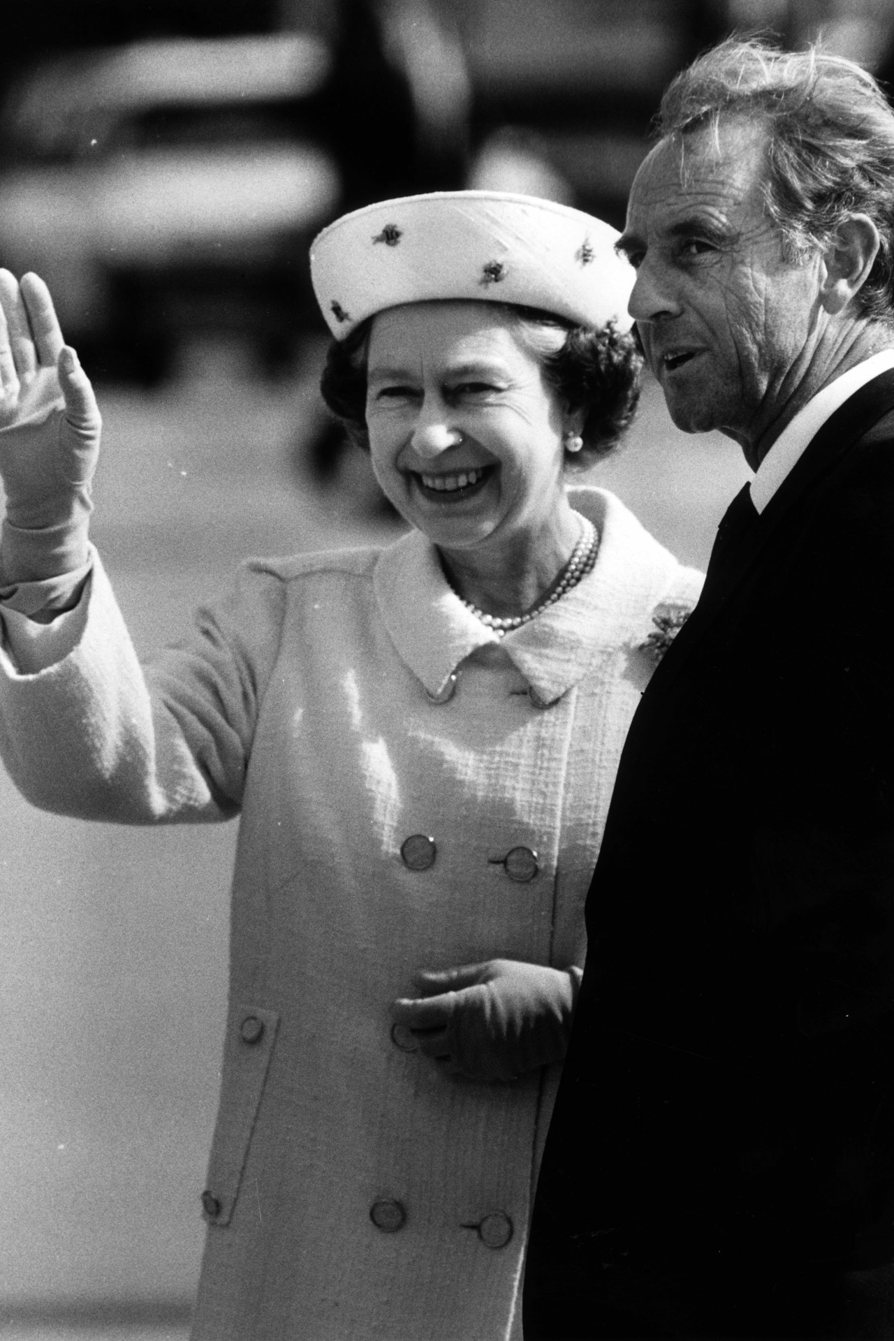 5 fascinating facts about The Queen's handbag habits - Vogue Australia