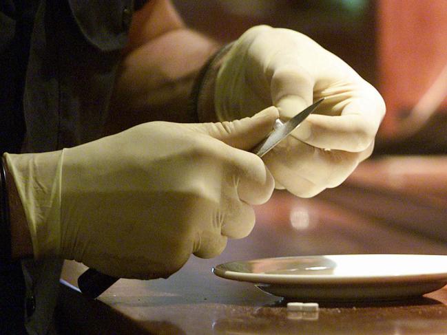 DECEMBER 1, 2000 : Generic image of a person testing the chemical make-up of an Ecstasy tablet using a kit called E which includes a vial of liquid testing re-agent and a colour chart, 01/12/00. pic Shaney Balcombe.Victoria / Medical / Illegal Drug / Pill***WARNING!!*** This picture is a mock up scenario which does not have real ecstacy tablets being tested.