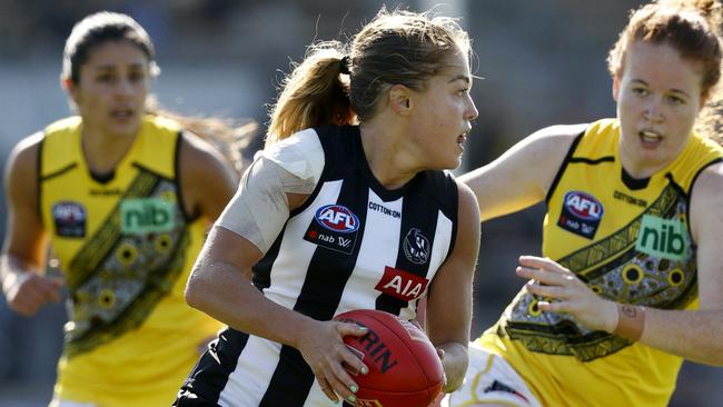 MELBOURNE, AUSTRALIA - MARCH 12: Sarah Rowe of Collingwood runs with the ball during the round 10 AFLW match between the Collingwood Magpies and the Richmond Tigers at Victoria Park on March 12, 2022 in Melbourne, Australia. (Photo by Darrian Traynor/Getty Images)