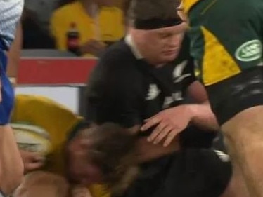 Scott Barrett shoulder charge on Michael Hooper