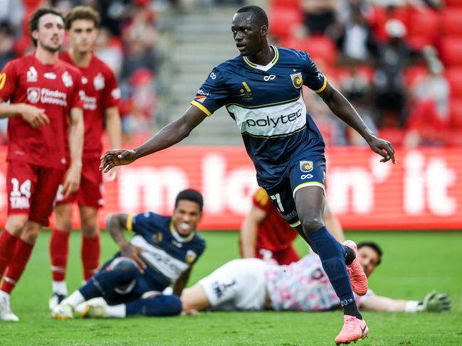 Sabit Ngor reacted quickest to score for the Mariners. Picture: Getty Images