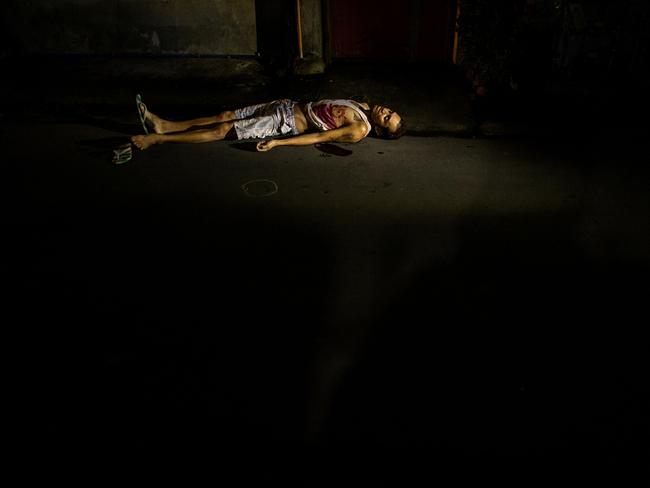 EDITORS NOTE: Graphic content: The dead body of an alleged drug dealer lies on the ground on a street in Manila on July 12, 2016. The Philippine government’s top lawyer on July 11 called for police to kill more suspected drug criminals, as he defended President Rodrigo Duterte’s brutal war on crime against mounting criticism. Picture: AFP PHOTO / NOEL CELIS
