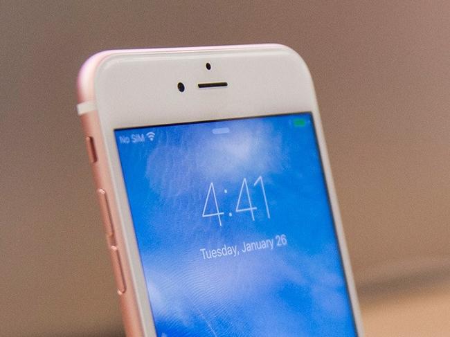 NEW YORK, NY - JANUARY 26: An iPhone sits on display inside the Apple store on Fifth Avenue on January 26, 2016 in New York City. This afternoon Apple reported the slowest iPhone earnings since 2007. Andrew Burton/Getty Images/AFP == FOR NEWSPAPERS, INTERNET, TELCOS & TELEVISION USE ONLY ==