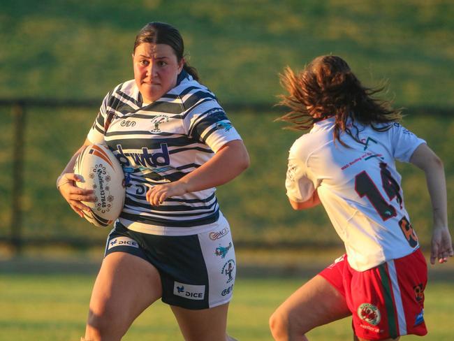 Sistaz’ Tyla Kingdon runs down field against Nightcliff Dragons. Picture: Glenn Campbell