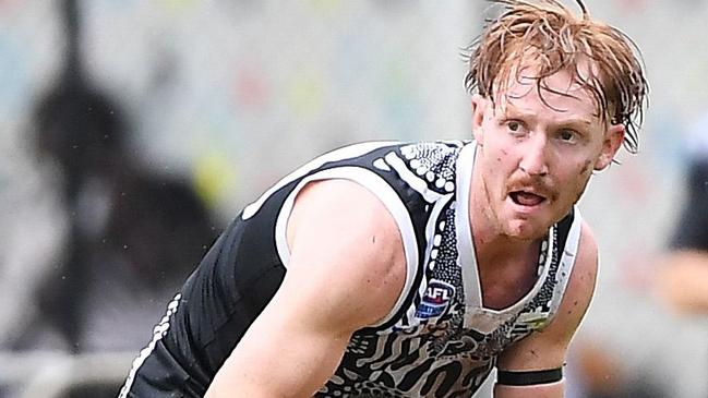 Palmerston's Eric Guthrie looks for a disposal option. Picture: Felicity Elliott/AFLNT