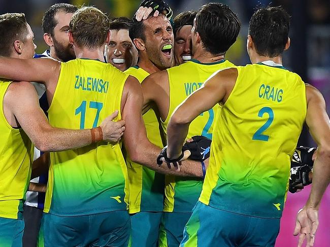 Australia's hockey players celebrate after defeating New Zealand during their men's field hockey gold medal match of the 2018 Gold Coast Commonwealth Games at the Gold Coast Hockey Centre on April 14, 2018. / AFP PHOTO / Manan VATSYAYANA