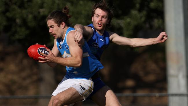 VAFA: Sam Simpson of Monash Blues marks under pressure from Ormond’s Harry Bingham. Photo: Hamish Blair